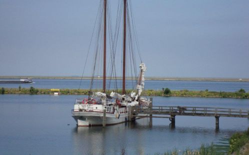 Schip aan kust Schip aan kust